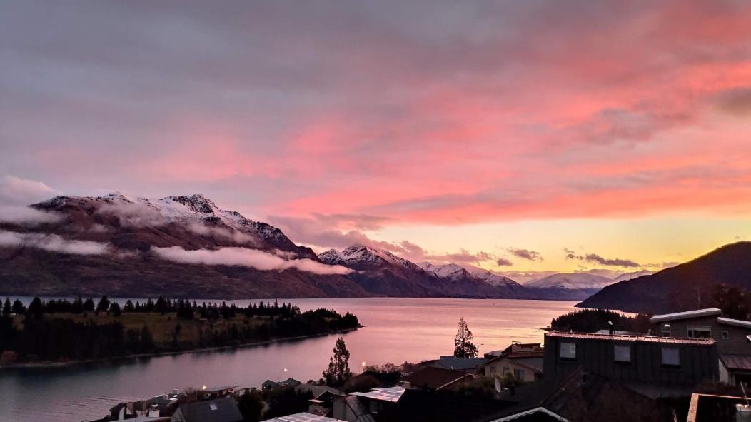 Spacious Home With Awesome Lake Views Queenstown Exterior photo